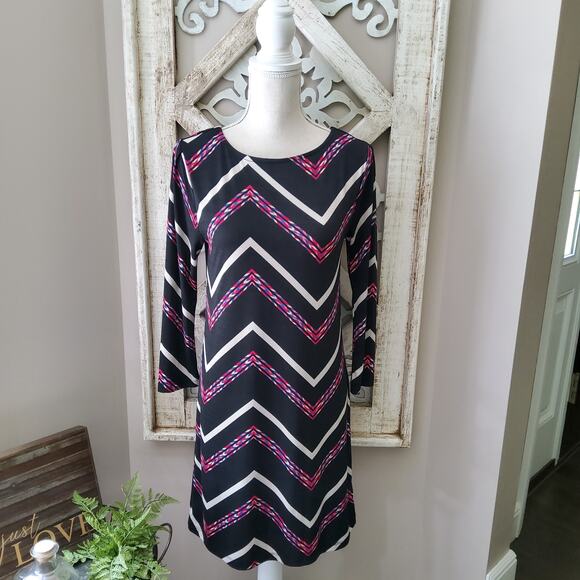 Bongo Women's Junior 3/4 Sleeve Shift Midi Dress in Black & Pink Chevron - Picture 2 of 7